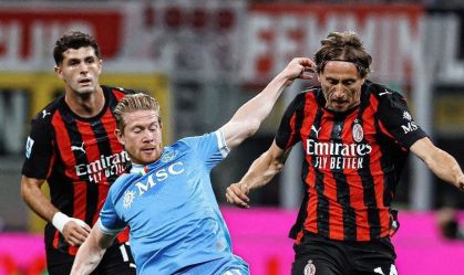 Pulisic brilha, Milan vence Napoli e assume liderança da Serie A