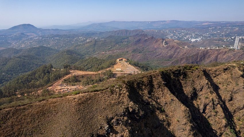 Parte da antiga Mina de Águas Claras, da Vale, no Parque da Serra do Curral