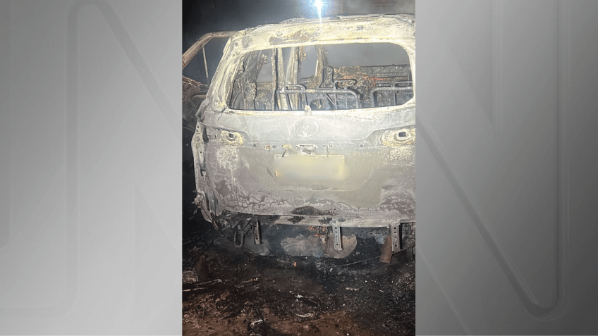 Criminosos incendiaram o veículo usado na fuga após a execução • Reprodução