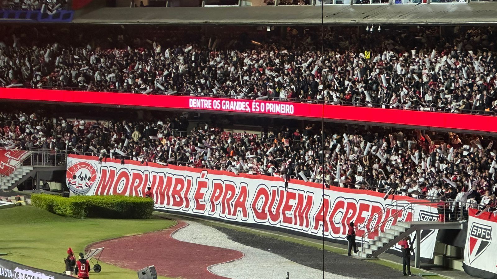 "Morumbi é pra quem acredita", diz faixa da torcida do São Paulo
