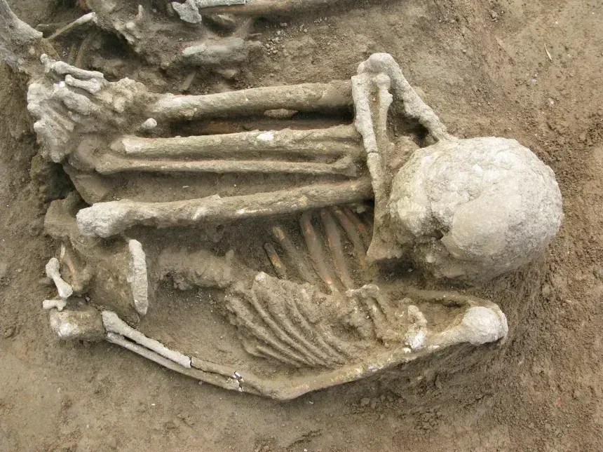 Dobrar o corpo em posição de cócoras era típico dos enterros pré-neolíticos no sul da China, disse o principal autor do estudo, Dr. Hsiao-chun Hung. Os restos mortais desta mulher de meia-idade, que viveu entre 8.000 e 6.700 anos atrás, encontrados em Liyupo, em Guangxi, foram secos com fumaça antes do enterro • Cortesia de Hsiao-chun Hung/Hirofumi Matsumura/Universidade Nacional Australiana