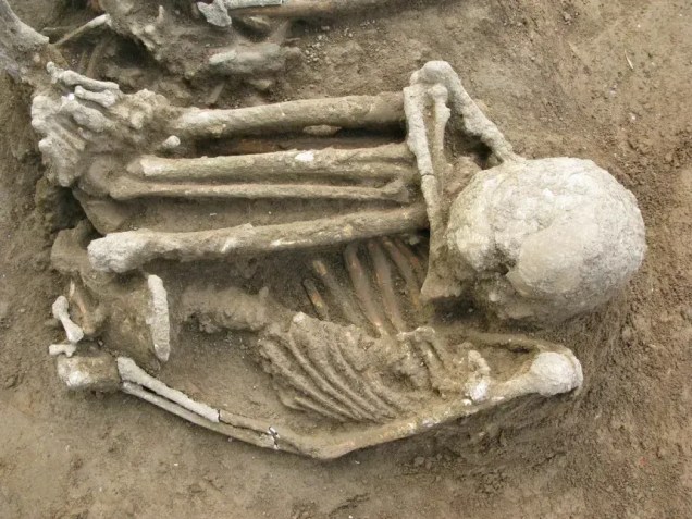 Dobrar o corpo em posição de cócoras era típico dos enterros pré-neolíticos no sul da China, disse o principal autor do estudo, Dr. Hsiao-chun Hung. Os restos mortais desta mulher de meia-idade, que viveu entre 8.000 e 6.700 anos atrás, encontrados em Liyupo, em Guangxi, foram secos com fumaça antes do enterro • Cortesia de Hsiao-chun Hung/Hirofumi Matsumura/Universidade Nacional Australiana