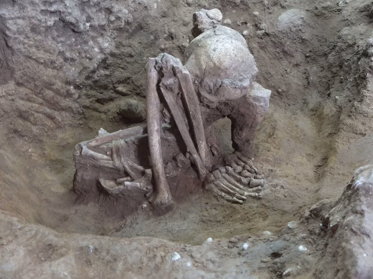 O esqueleto de um homem de meia-idade escavado no sítio arqueológico de Huiyaotian, em Nanning, na província chinesa de Guangxi, tem mais de 9.000 anos • Hirofumi Matsumura