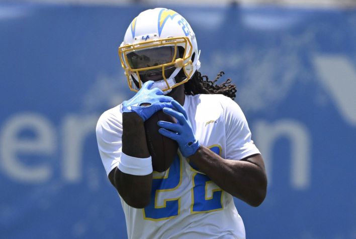 Najee Harris em treino do Los Angeles Chargers • Keith Birmingham/MediaNews Group/Pasadena Star-News via Getty Images