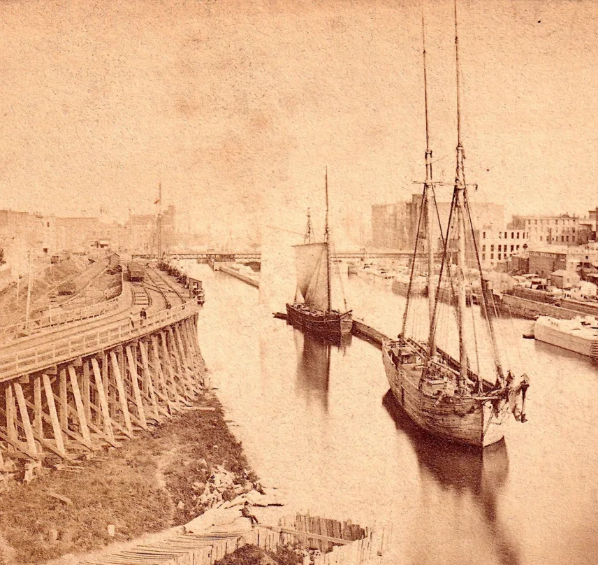 O FJ King é visto com dois mastros em um cartão de visão estereoscópica original na Coleção Brendon Baillod. O navio teve um terceiro mastro adicionado pouco antes de seu fim • Wisconsin Historical Society