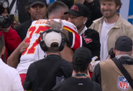 Noivo de Taylor Swift, Travis Kelce abraça Neymar em jogo da NFL; veja