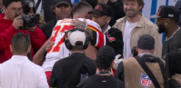 Noivo de Taylor Swift, Travis Kelce abraça Neymar em jogo da NFL; veja