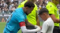 Criança consegue autógrafo de Neymar de maneira inusitada na Arena MRV