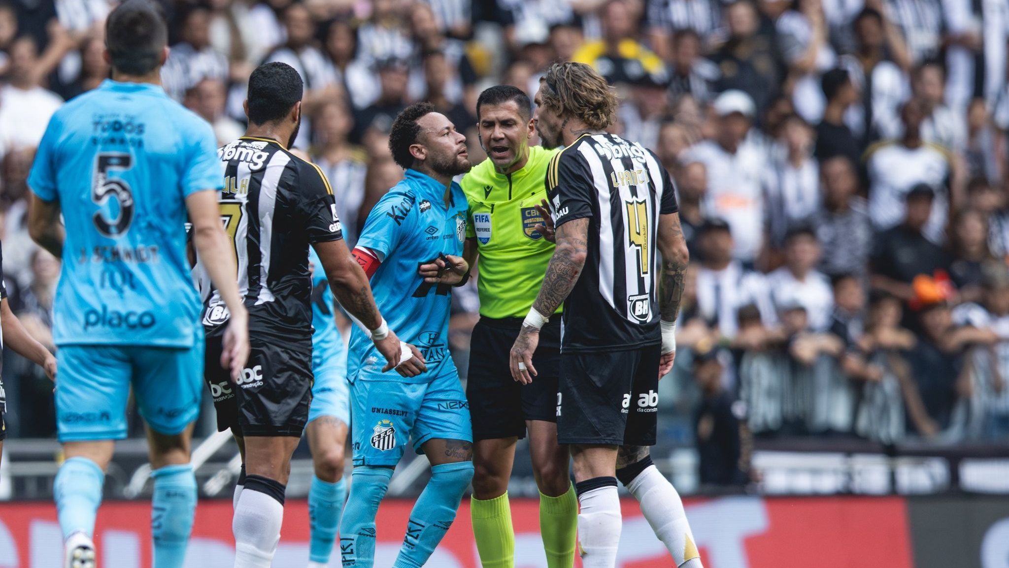 Neymar, do Santos, e Lyanco, do Atlético-MG, discutindo em partida do Brasileirão
