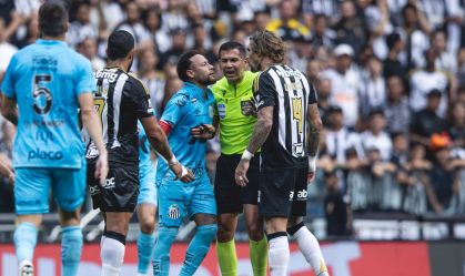 Neymar, do Santos, e Lyanco, do Atlético-MG, discutindo em partida do Brasileirão