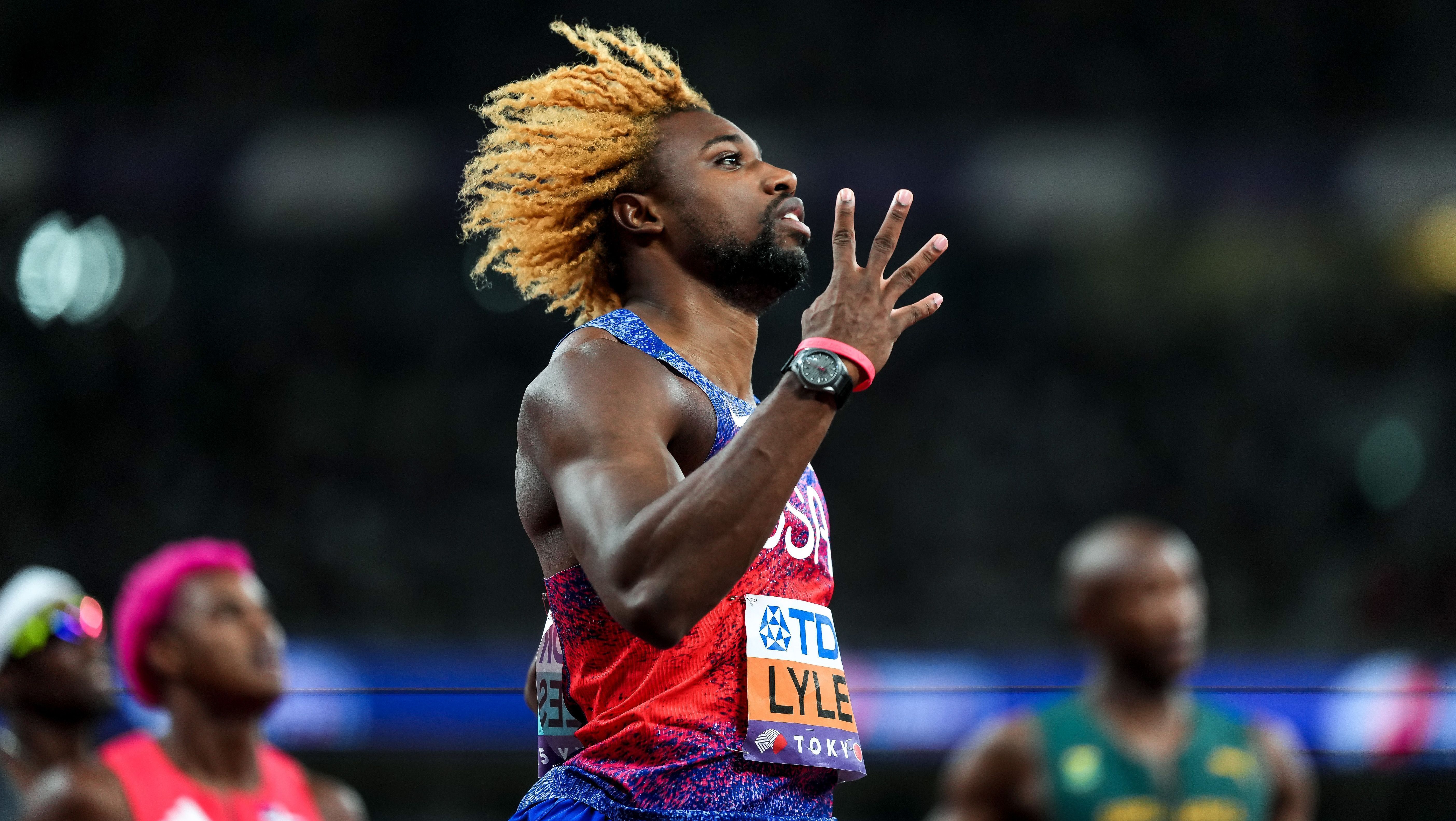 Noah Lyles celebrando o seu quarto título mundial na prova dos 200m rasos