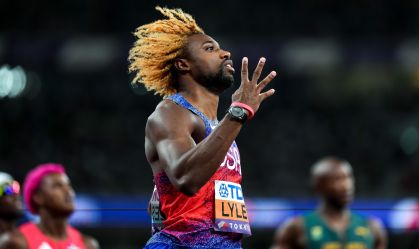 Noah Lyles celebrando o seu quarto título mundial na prova dos 200m rasos