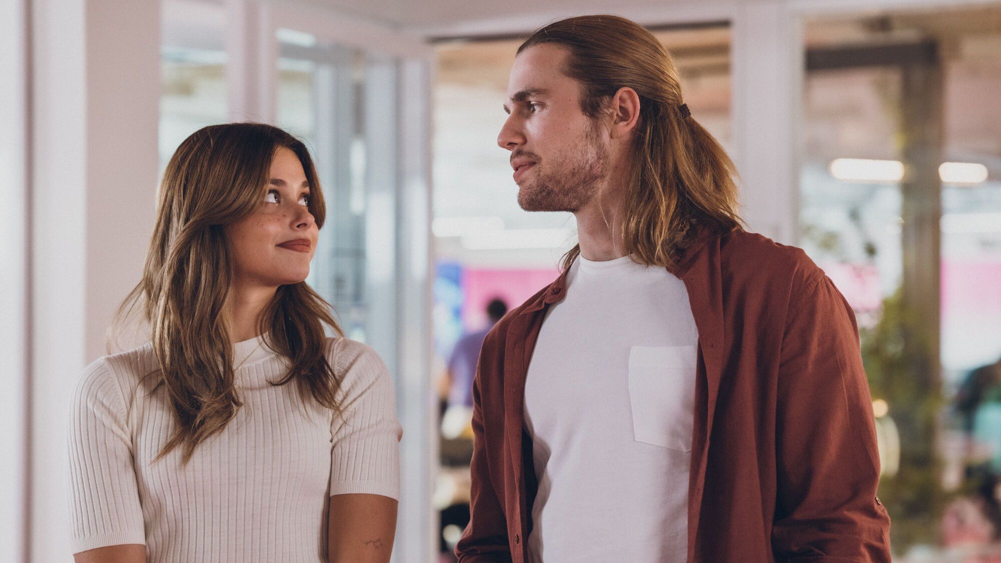 Nicole Wallace e Fran Morcillo em "Nossa Culpa" • Divulgação