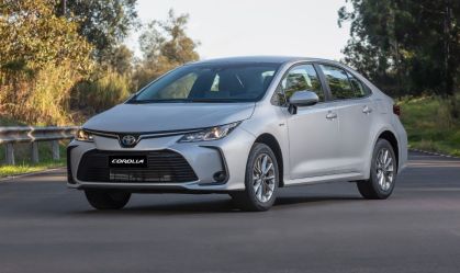 Toyota apresenta Corolla GLi Hybrid para rivalizar com BYD King
