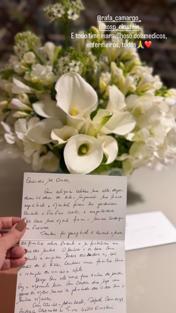 Sabrina Sato e a irmã, Karina, comemoram alta médica do pai, Omar