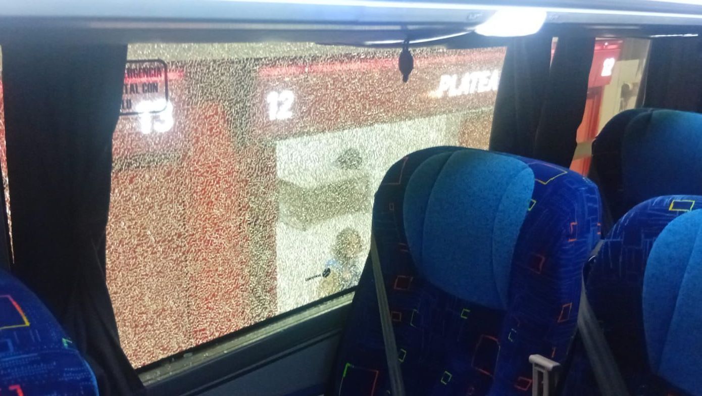 Ônibus do Flamengo foi apedrejado na chegada ao estádio do Estudiantes