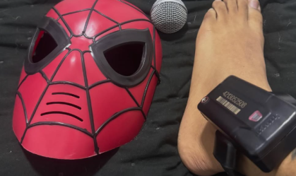 Oruam exibe tornozeleira eletrônica após deixar prisão; veja