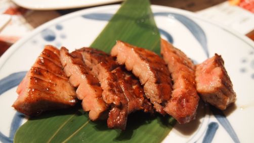 Churrasco de língua de boi é iguaria gourmet no Japão