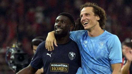 David Luiz e o zagueiro Derrick Luckassen comemorando o empate na Champions League