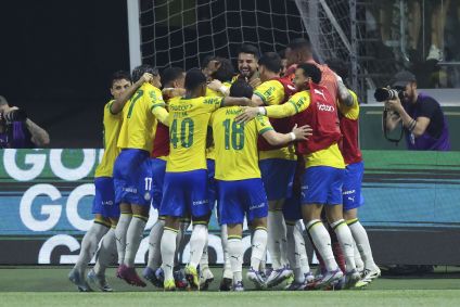 Jogadores do Palmeiras celebram a vitória sobre o Fortaleza pelo Brasileiro