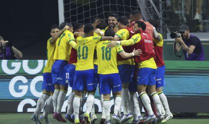 Jogadores do Palmeiras celebram a vitória sobre o Fortaleza pelo Brasileiro
