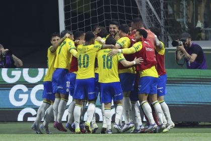 Jogadores do Palmeiras celebram a vitória sobre o Fortaleza pelo Brasileiro