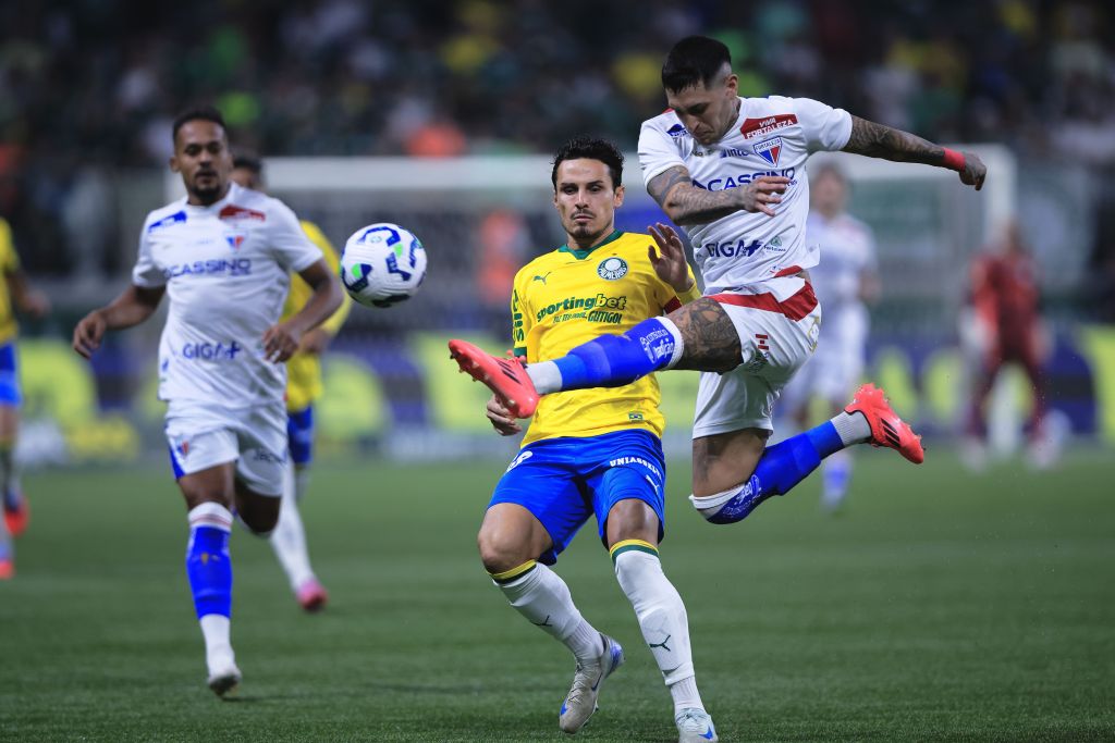 Raphael Veiga do Palmeiras disputa lance com Gastón Ávila do Fortaleza durante partida no Allianz Parque