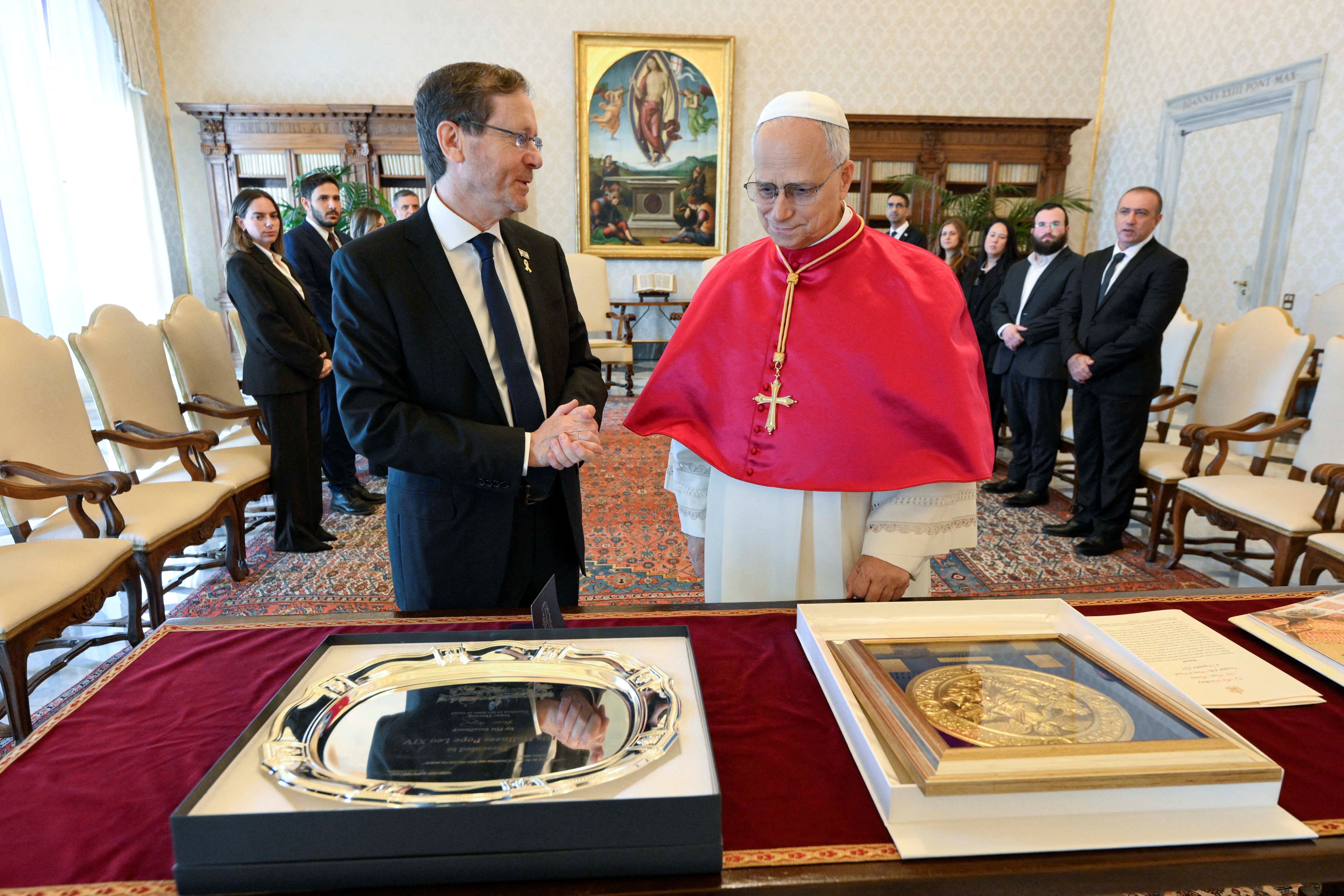Papa Leão 14 durante encontro com presidente de Israel Isaac Herzog no Vaticano