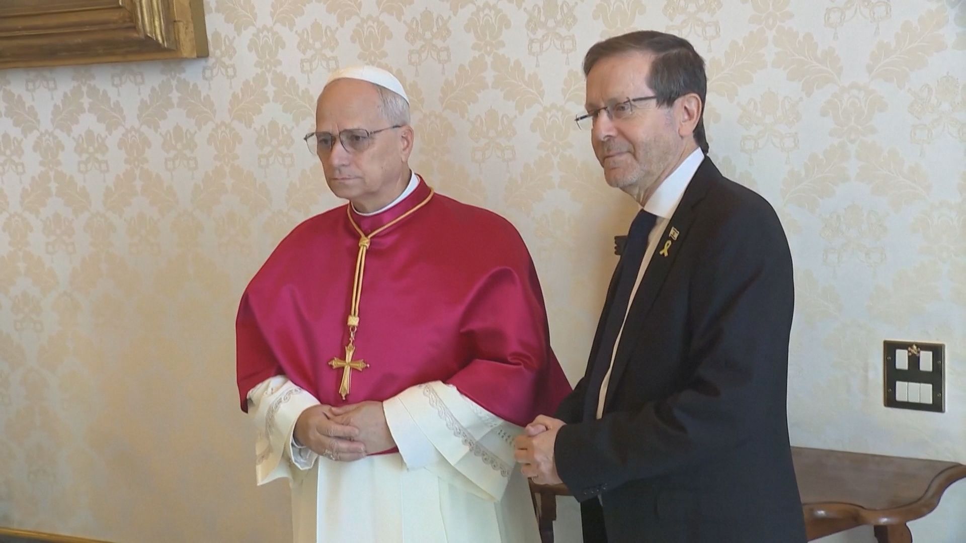 Papa Leão XIV ao lado do presidente de Israel, Isaac Herzog , durante uma reunião no Vaticano sobre a situação de Gaza • VATICAN MEDIA