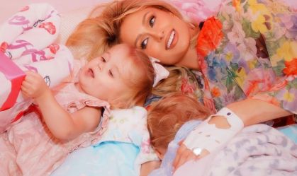 Paris Hilton abraça maternidade e lança série infantil para ver em família