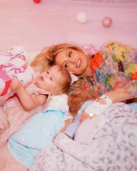 Paris Hilton abraça maternidade e lança série infantil para ver em família