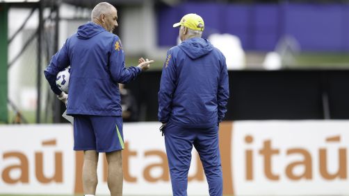 Carlo Ancelotti (de boné) conversa com o auxiliar Paul Clement em treino da Seleção Brasileira