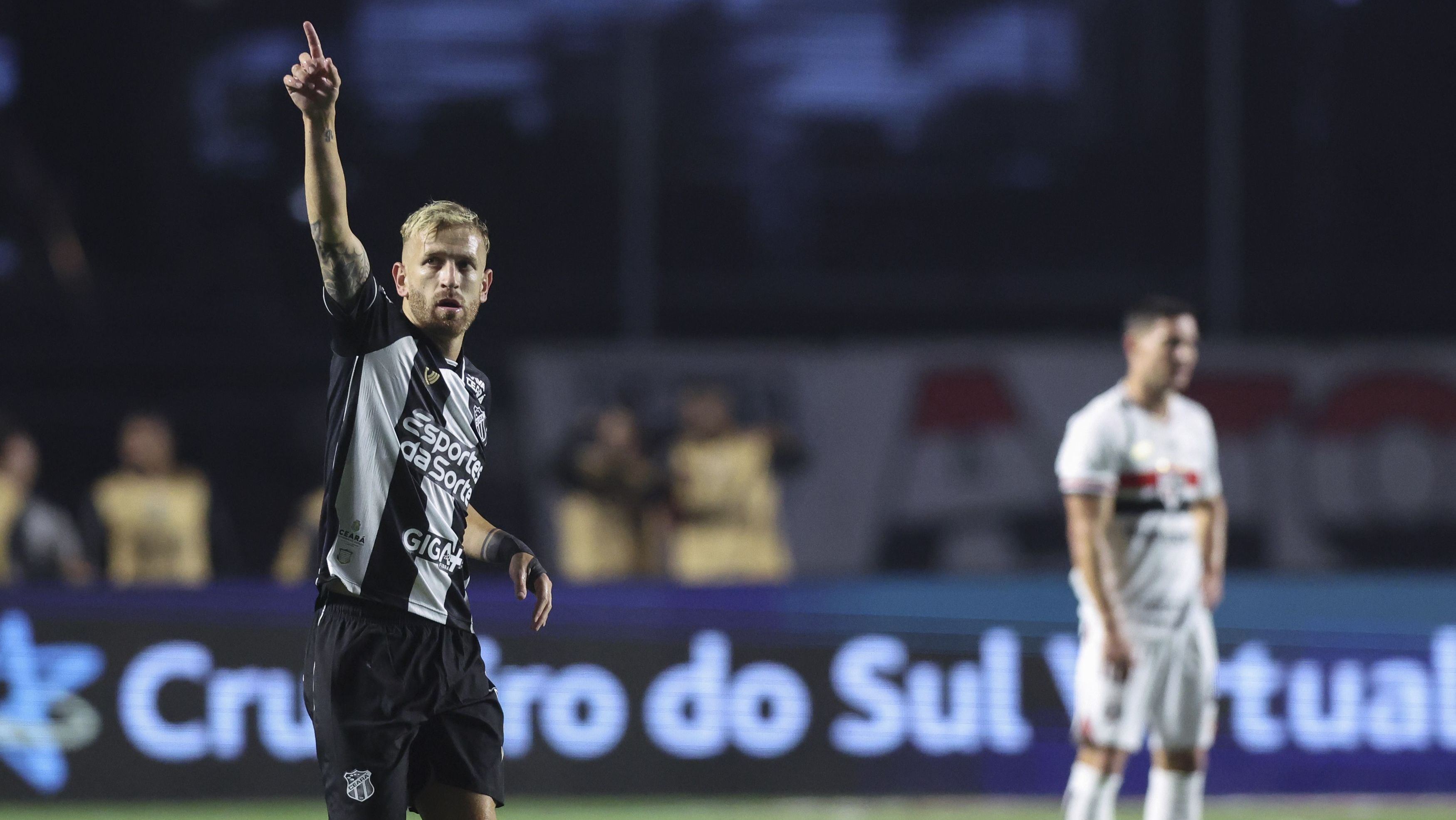 Pedro Henrique, do Ceará, comemorando seu gol contra o São Paulo, pela 25ª rodada do Brasileirão