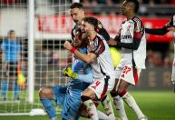 Rossi se redime, Flamengo bate Estudiantes e vai à semi da Libertadores