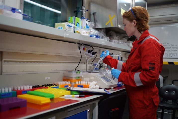 Amostras de água serão enviadas aos laboratórios para testes químicos • LEBER@ECORD_IODP3_NSF via CNN Newsource