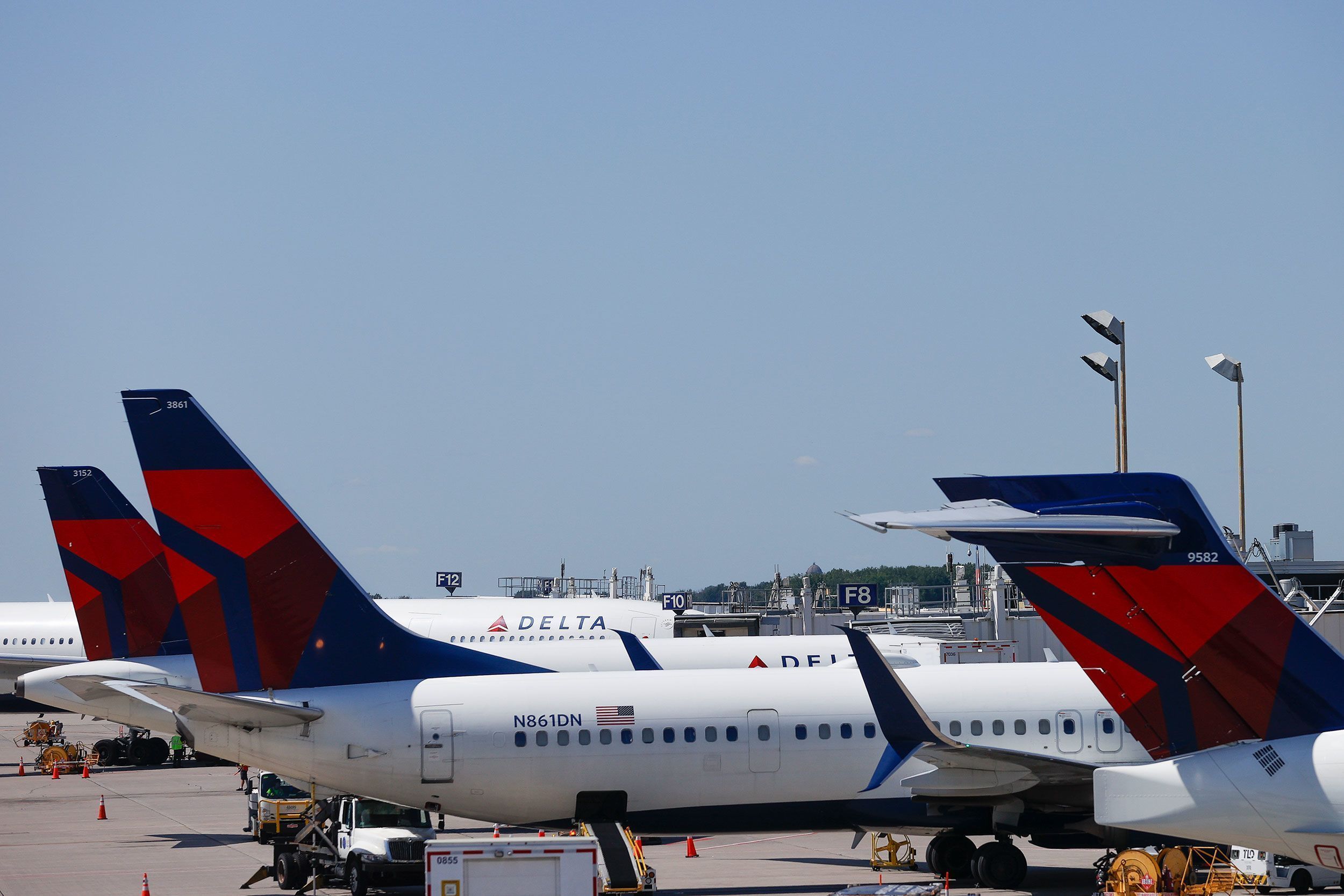 Aviões da Delta Airlines estacionandos no Aeroporto St. Paul, em Minneapolis