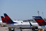 Pilotos abortam decolagem de avião nos EUA após janela abrir na cabine