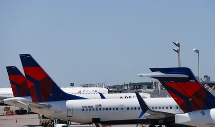 Pilotos abortam decolagem de avião nos EUA após janela abrir na cabine