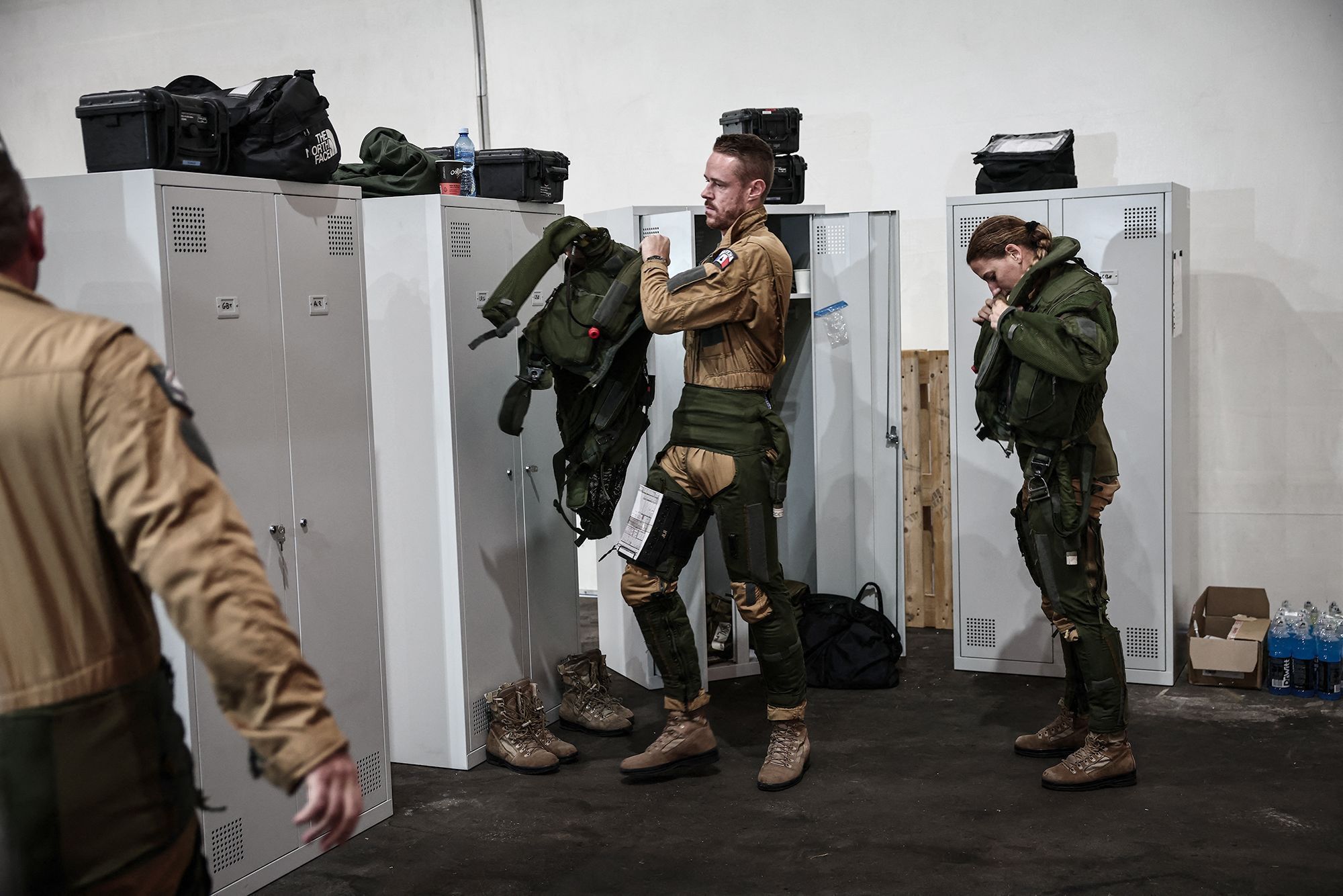 Pilotos da Força Aérea Francesa se preparam para uma missão conjunta com F16s poloneses em uma base aérea em Minsk Mazowiecki, como parte da missão Eastern Sentry, após a acusação de Varsóvia de que Moscou lançou um ataque de drones na Polônia.• Thibaud Moritz/AFP/Getty Images via CNN Newsource