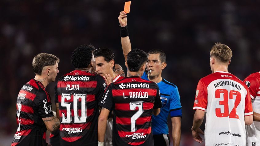 Plata é expulso após receber segundo amarelo em Flamengo x Estudiantes • Ruano Carneiro/Getty Images