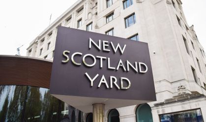 Polícia britânica prende três suspeitos de espionagem para a Rússia