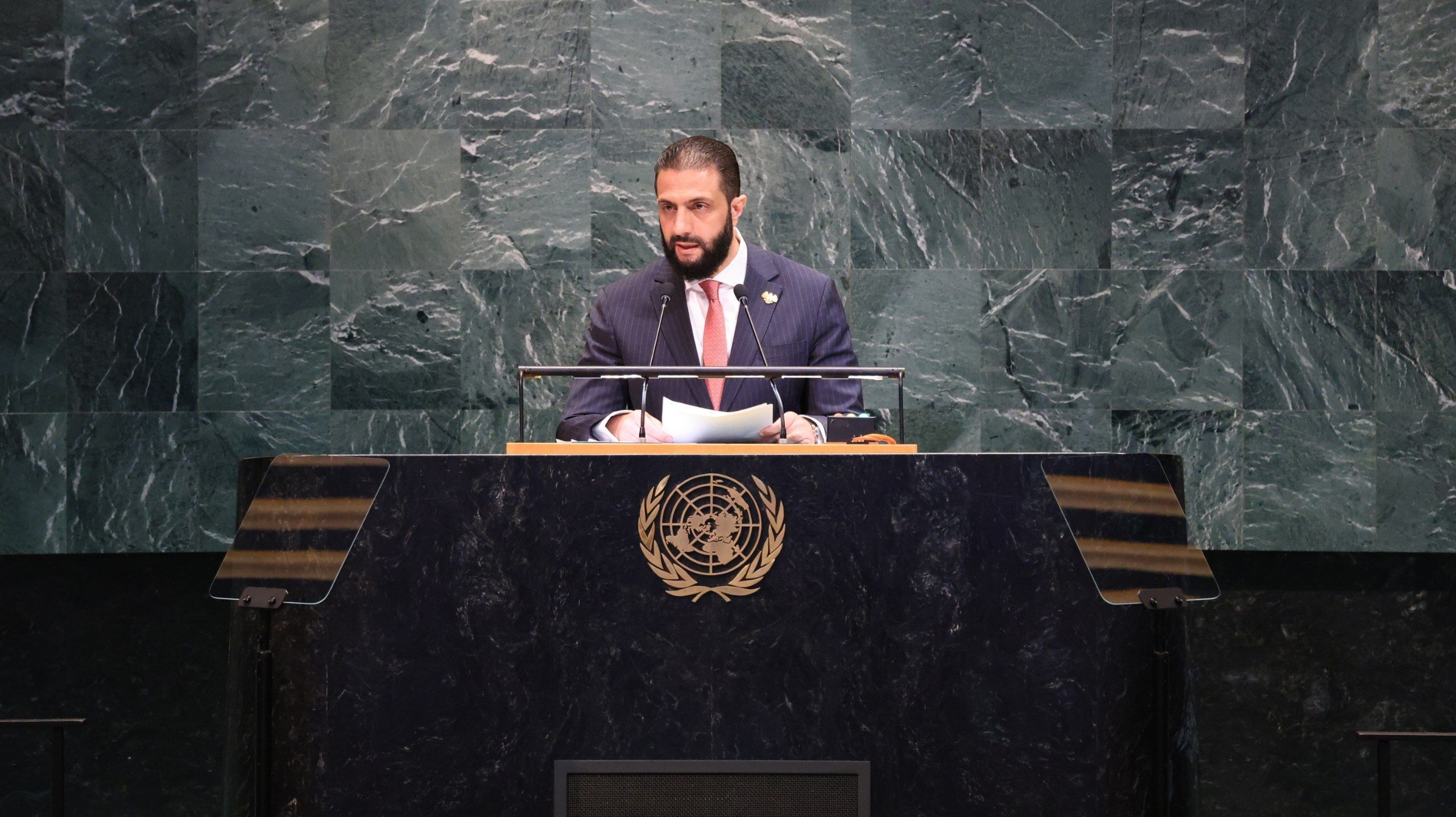 O presidente sírio, Ahmed al-Sharaa, discursa durante o Debate Geral da 80ª Assembleia Geral das Nações Unidas na sede da ONU na cidade de Nova York, Estados Unidos, em 24 de setembro de 2025.