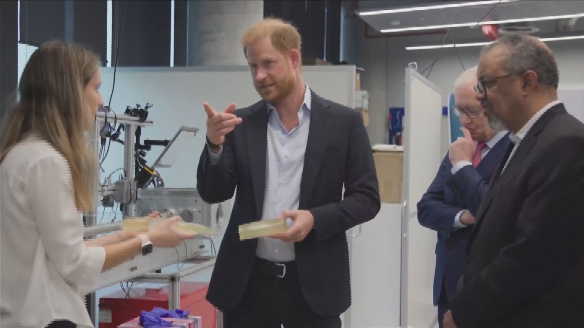 Príncipe Harry em visita ao Centro de Estudos de Lesões (CIS) • Reuters
