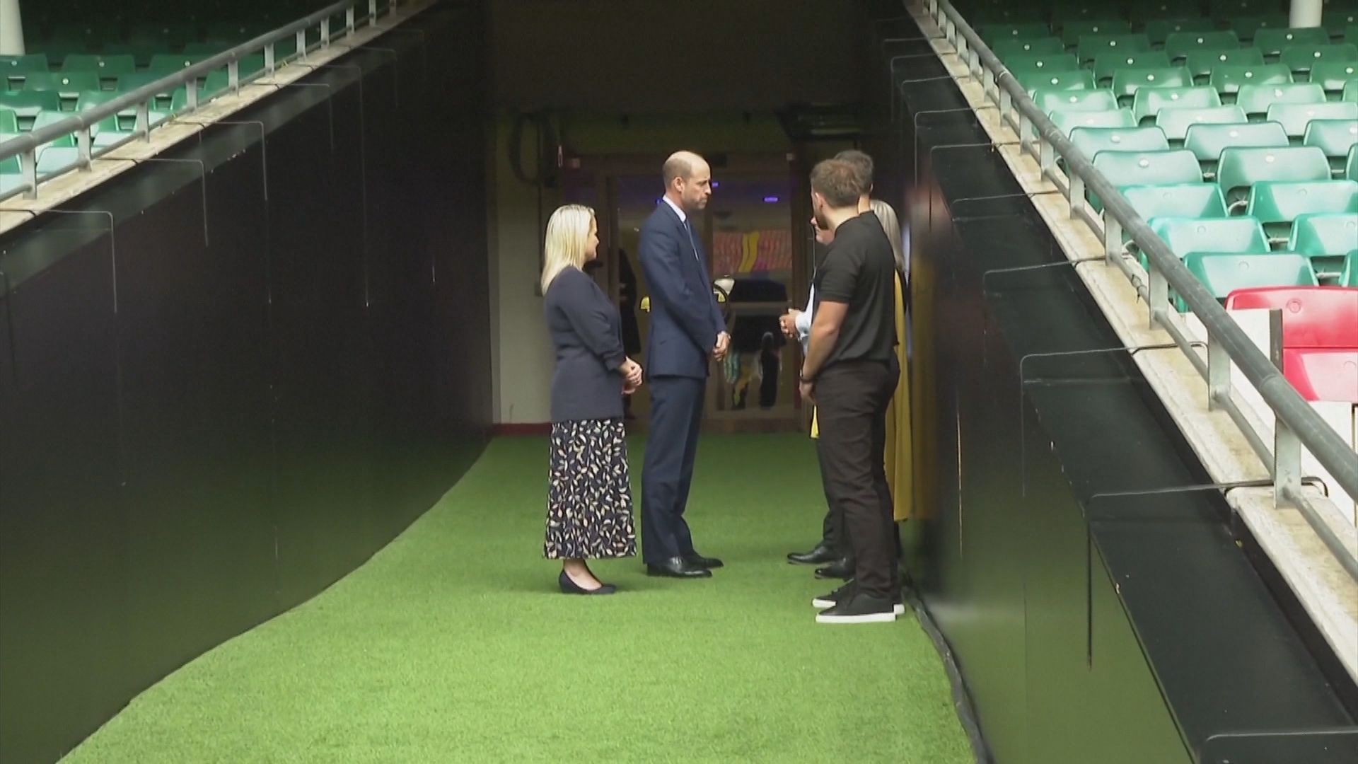 Príncipe William visita novo centro de saúde mental dentro de estádio no País de Gales • UK POOL