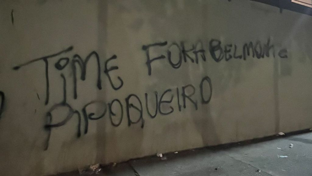 "Time pipoqueiro, fora Belmonte", escreveu a torcida do São Paulo em protesto no Morumbis
