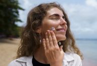 Geração Z e o movimento anti-protetor solar: quais os riscos da prática?