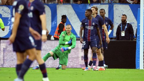 Goleiro Lucas Chevalier e jogadores do PSG lamentam o gol do Olympique de Marseille