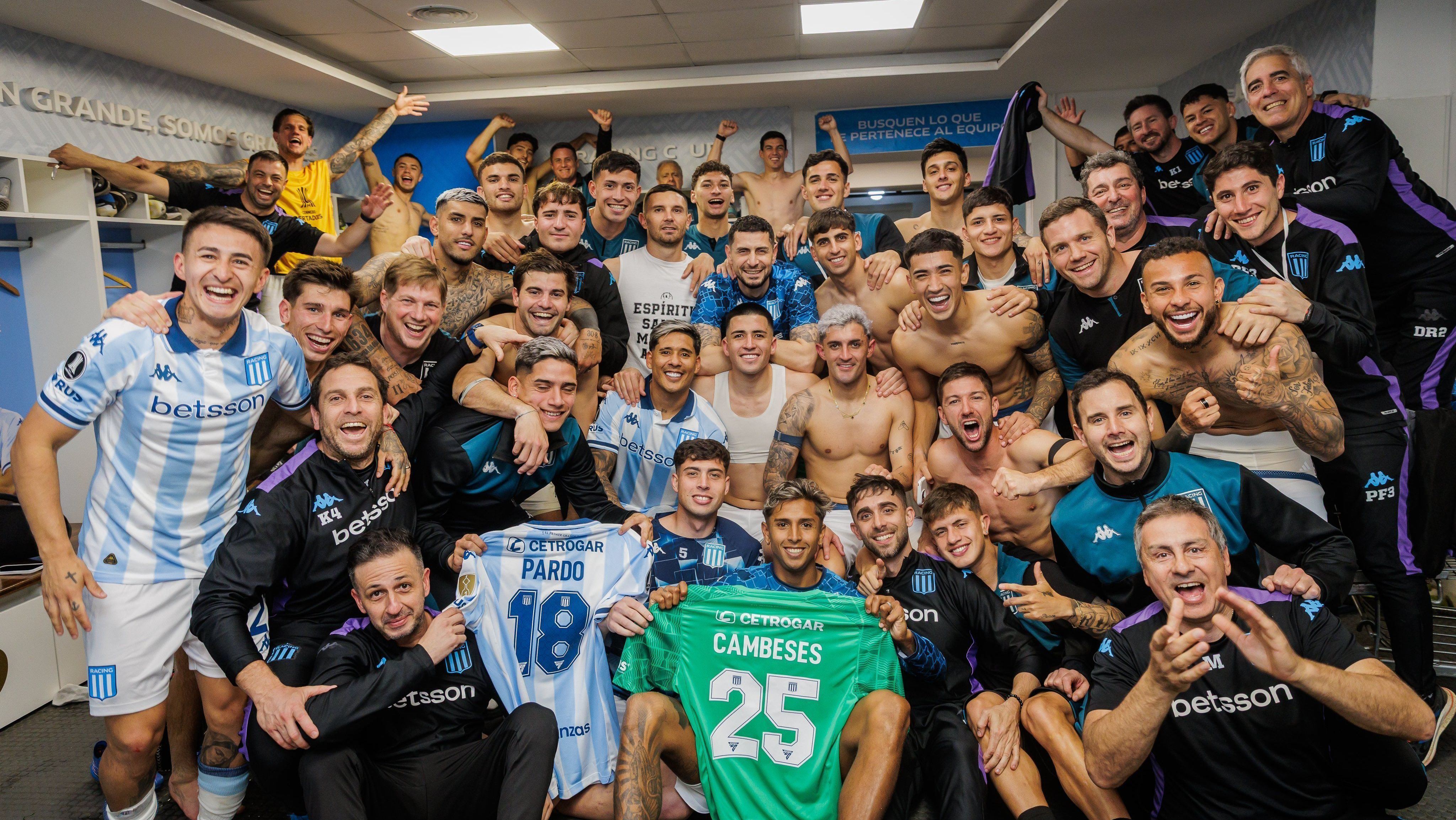 Jogadores do Racing comemorando a classificação à semifinal da Libertadores