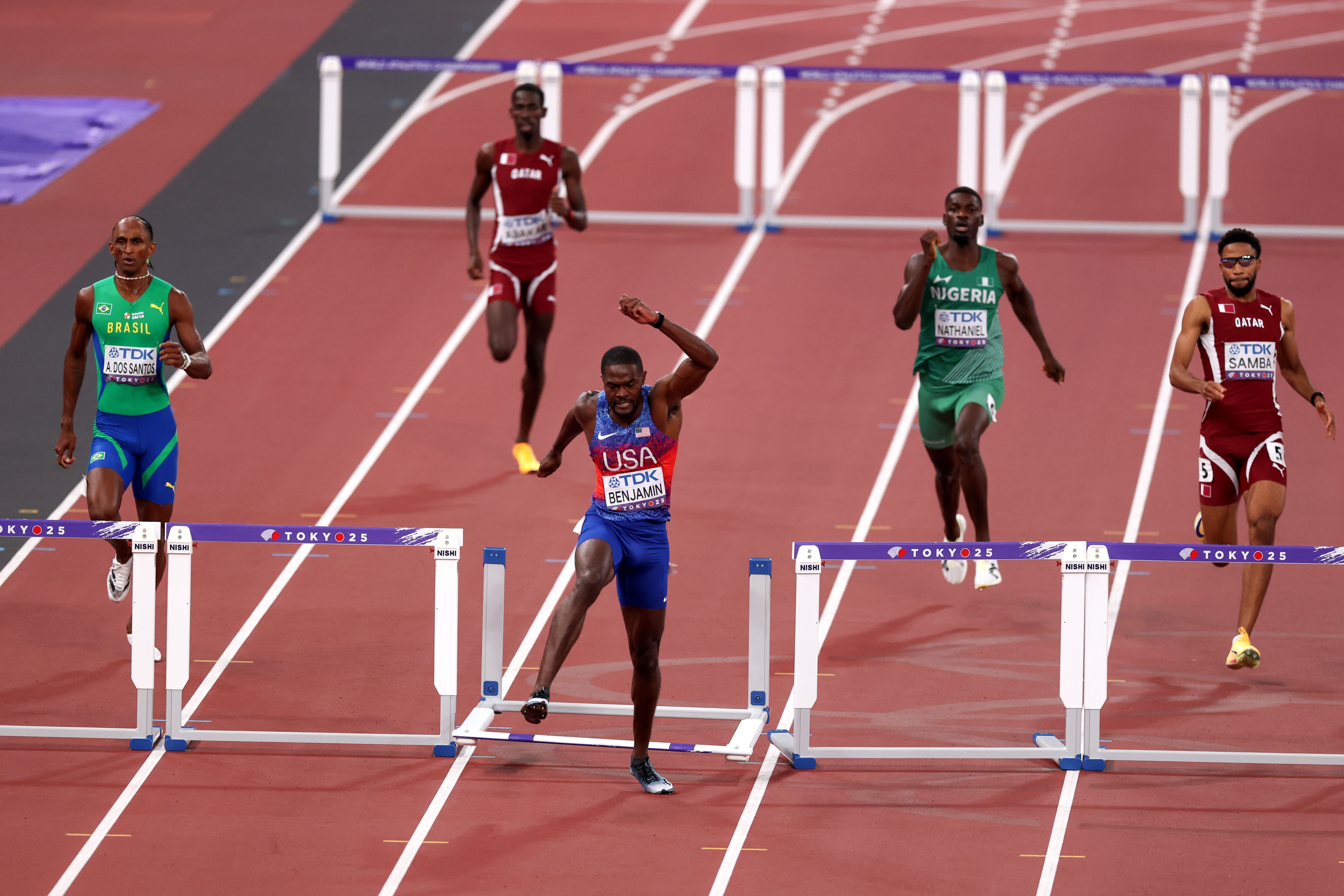 Rai Benjamin derruba um obstáculo na final dos 400m com barreiras, com Alison dos Santos ao lado