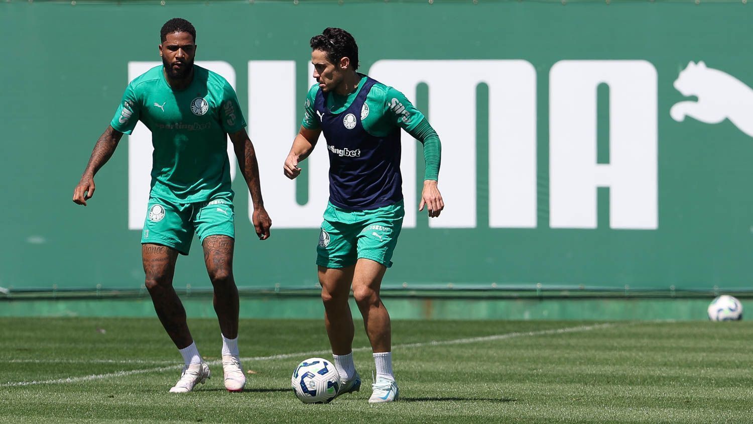 Veiga treina com elenco do Palmeiras antes de encarar o Inter